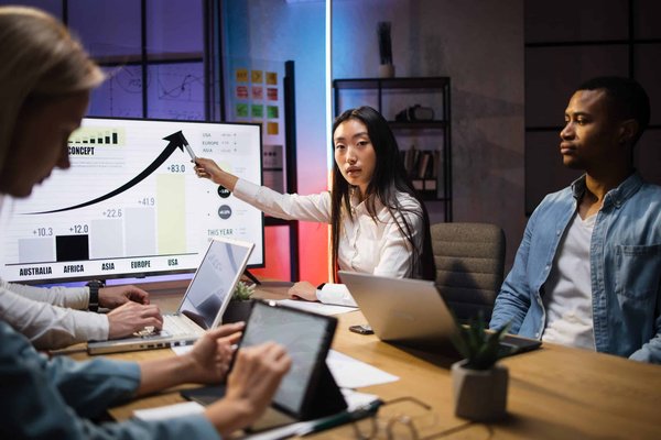 Come possono le piattaforme di apprendimento online utilizzare l'analisi dei dati per migliorare i corsi?