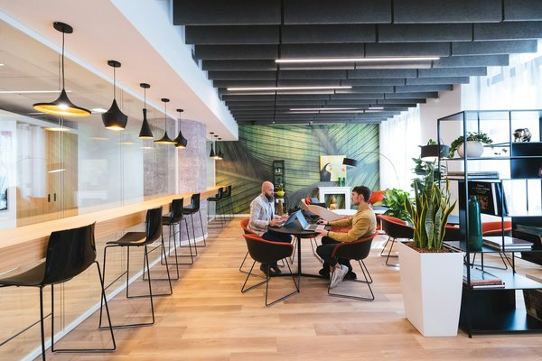 Quali sono le strategie per investire in un immobile con destinazione a spazio coworking nel quartiere EUR a Roma?