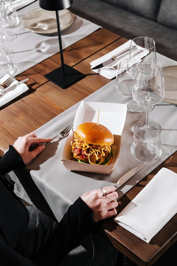 Come combinare l'eleganza dei guanti lunghi con gioielli per eventi formali?